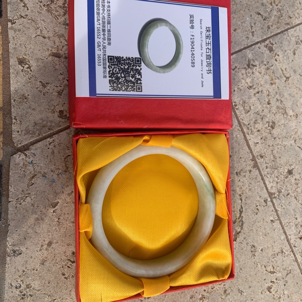 Chinese jade bracelet ivory